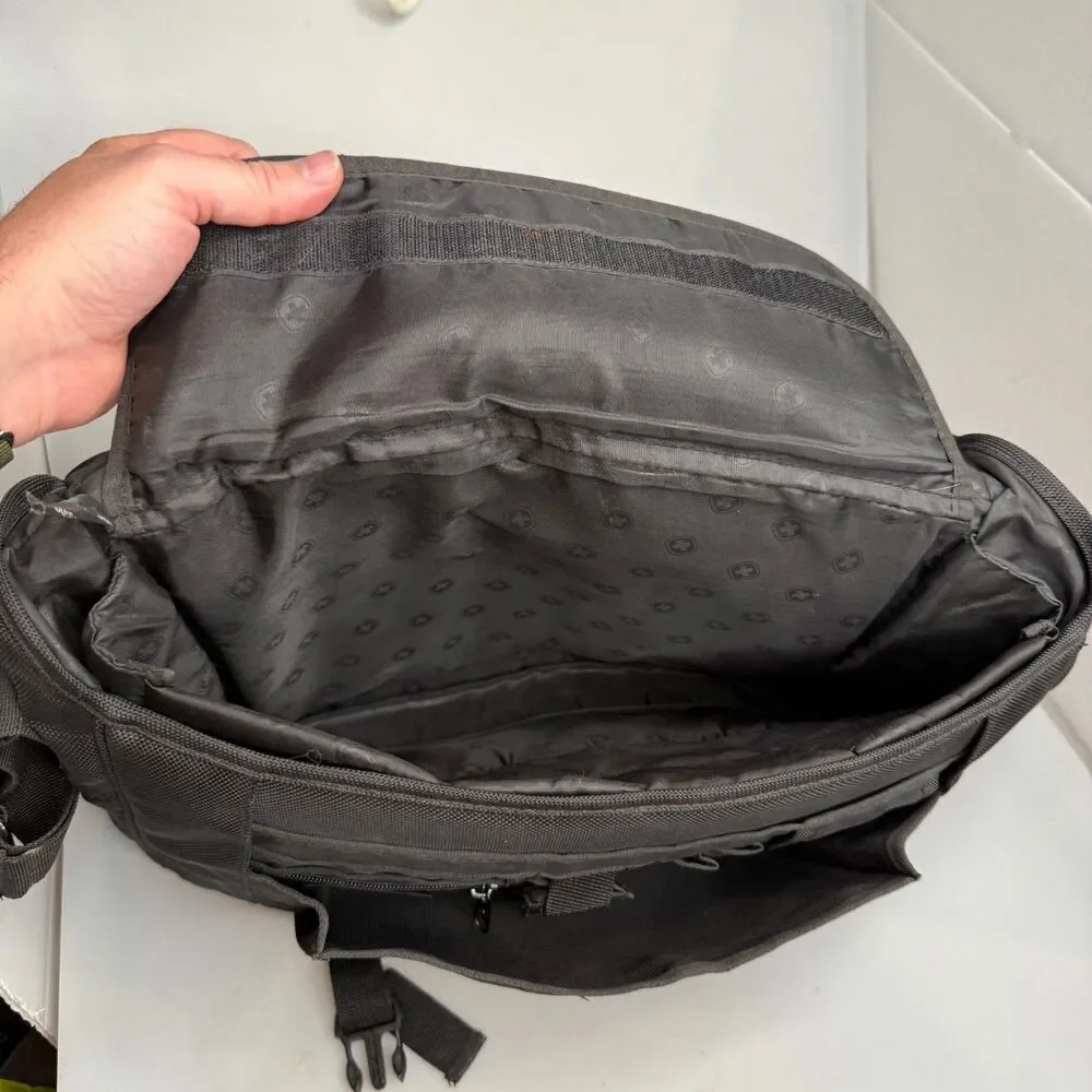 Wenger Swiss Army Laptop Messenger Bag Black Flap-Over Fits 15.6